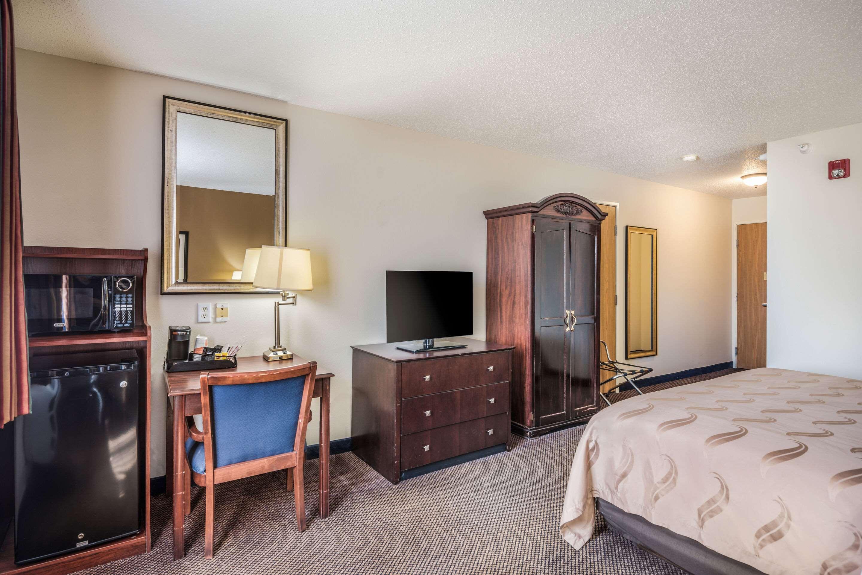 Quality Inn & Suites Eldridge Davenport North Экстерьер фото