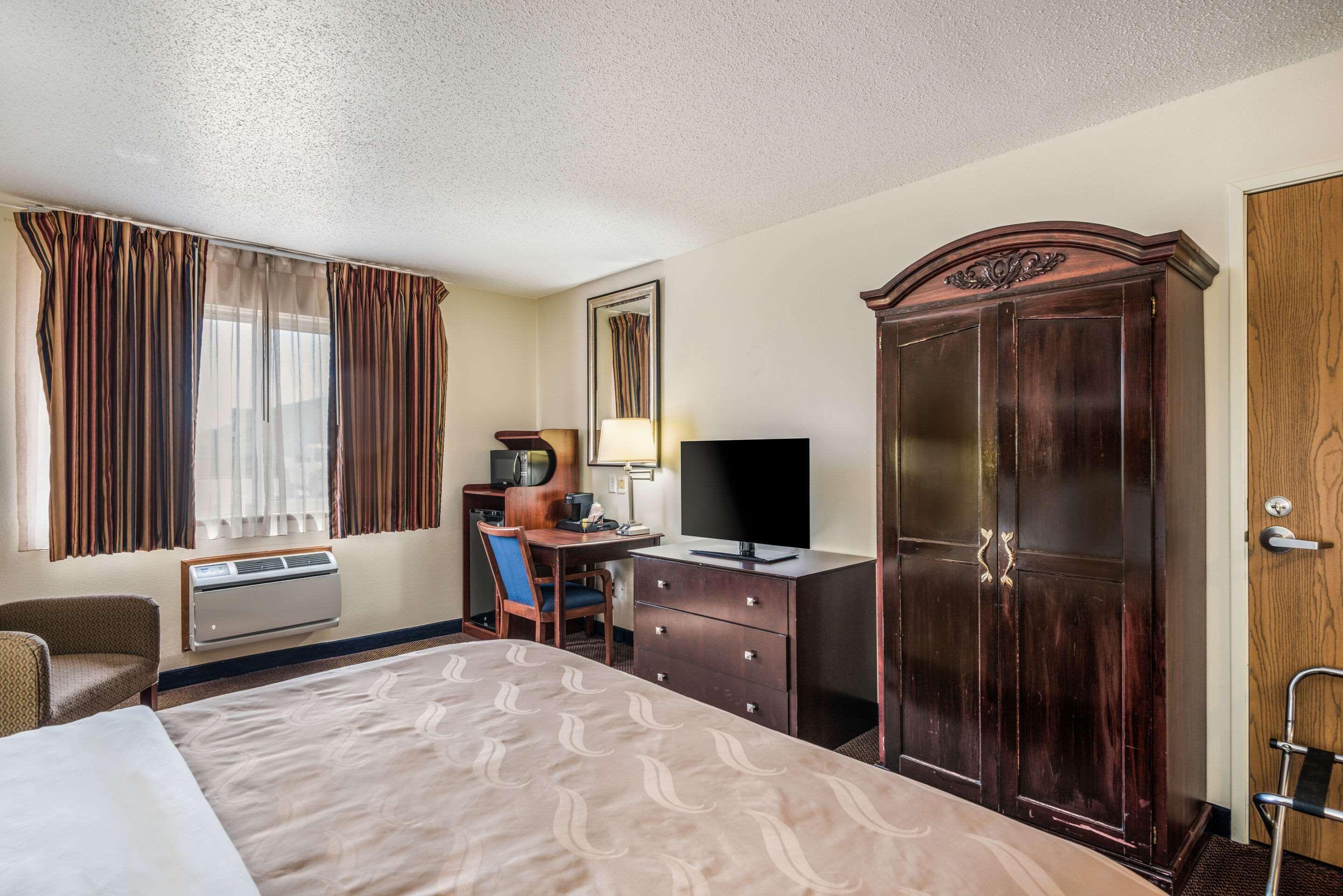 Quality Inn & Suites Eldridge Davenport North Экстерьер фото