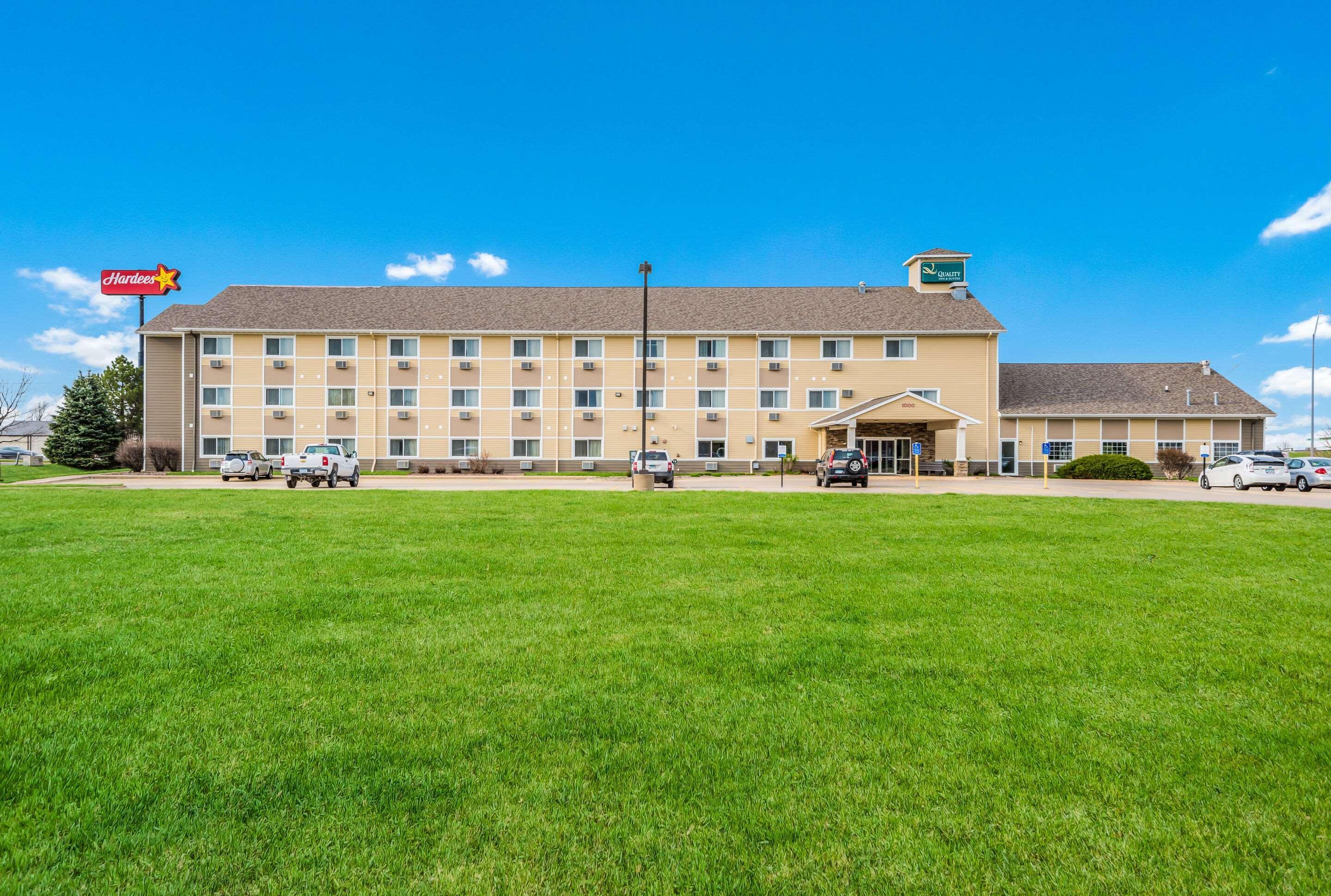 Quality Inn & Suites Eldridge Davenport North Экстерьер фото