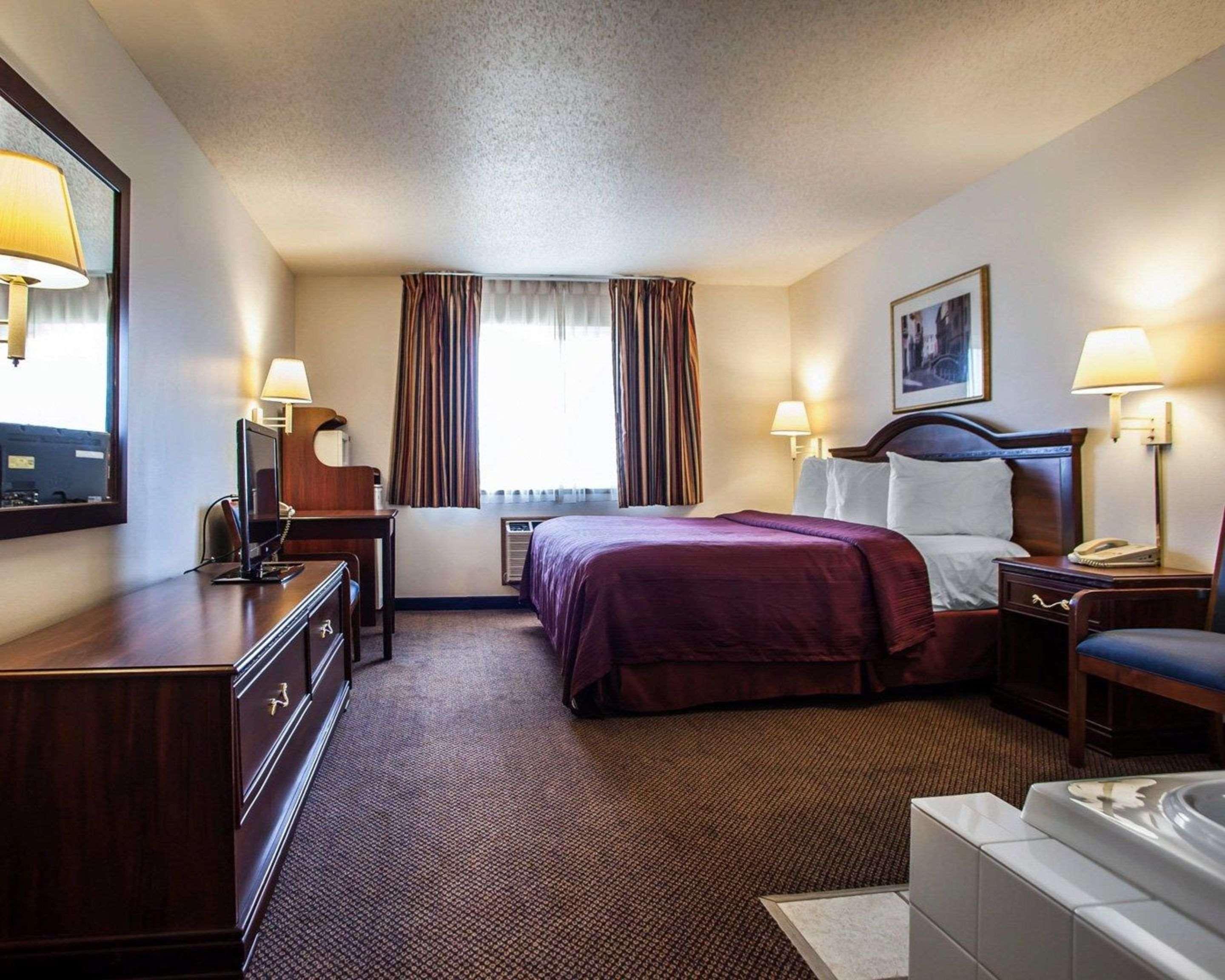Quality Inn & Suites Eldridge Davenport North Экстерьер фото