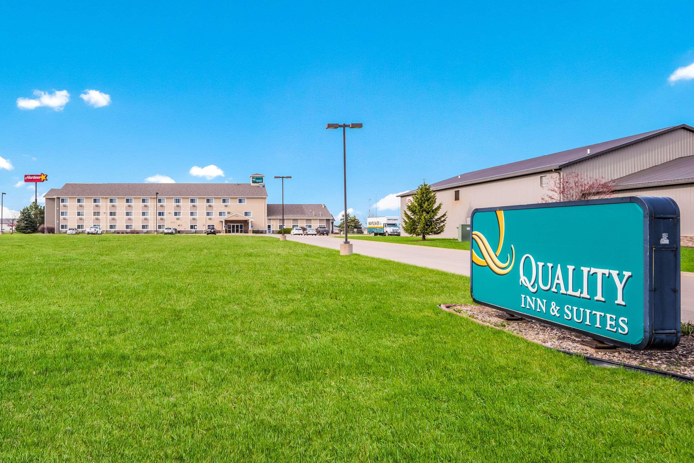 Quality Inn & Suites Eldridge Davenport North Экстерьер фото