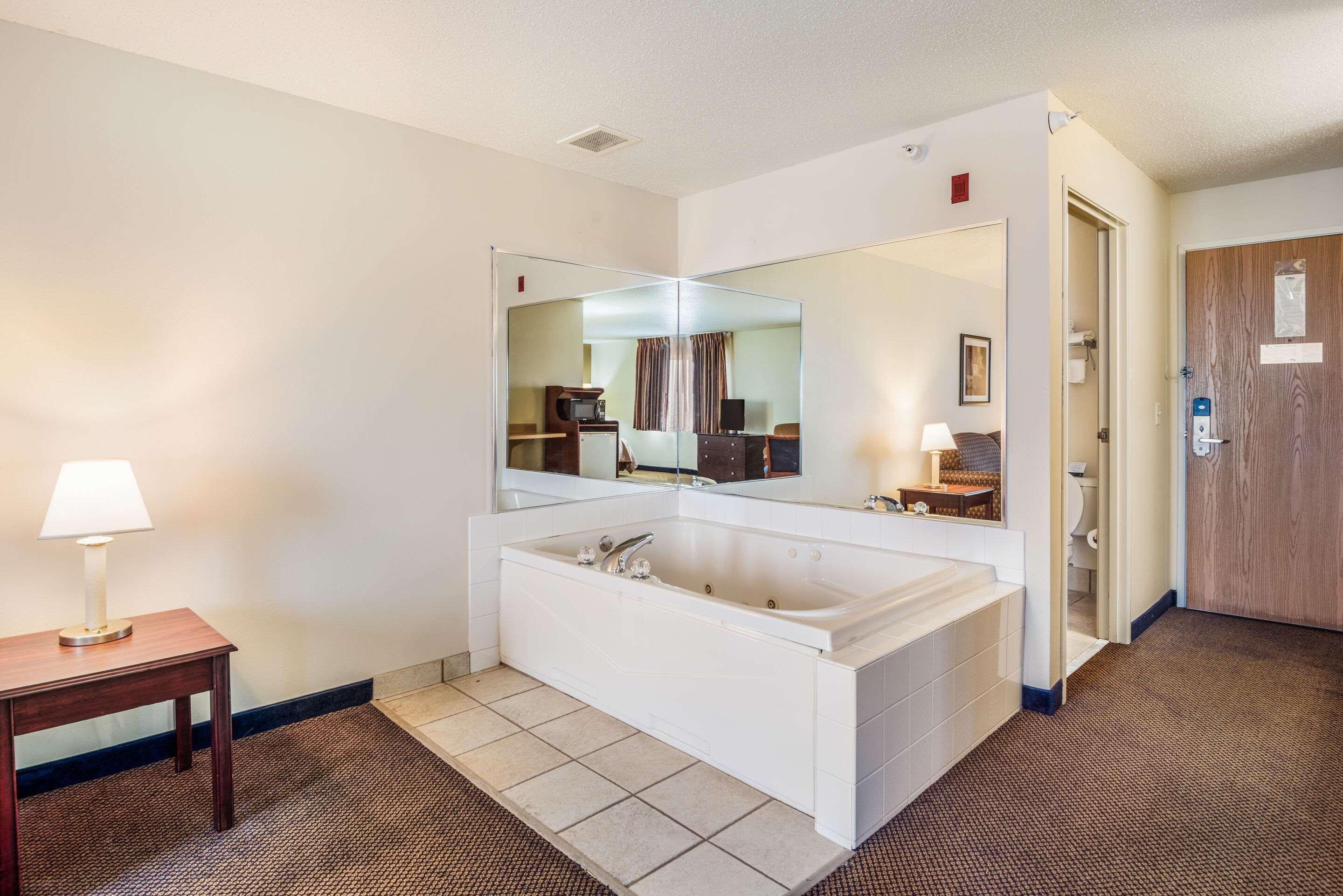 Quality Inn & Suites Eldridge Davenport North Экстерьер фото