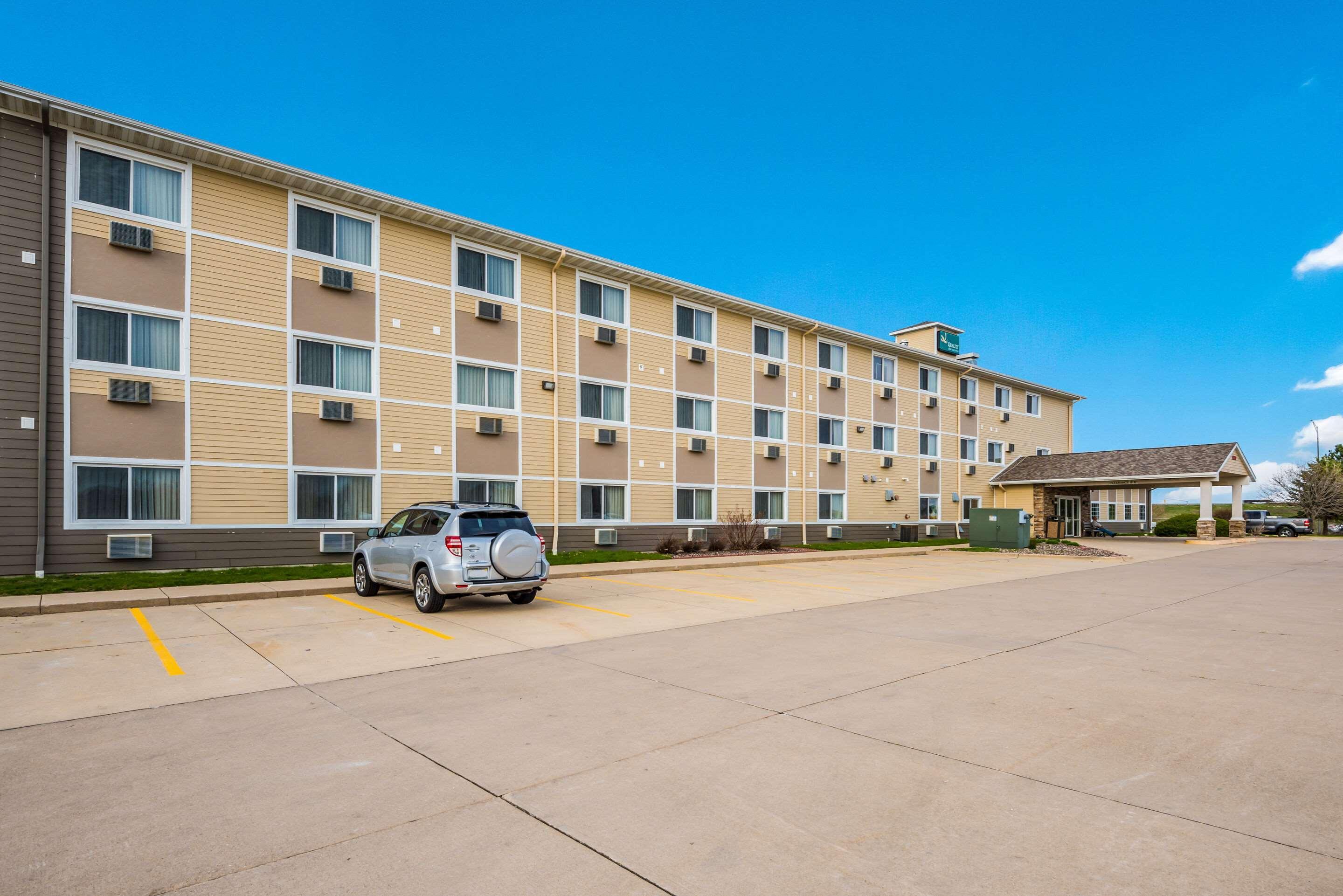 Quality Inn & Suites Eldridge Davenport North Экстерьер фото
