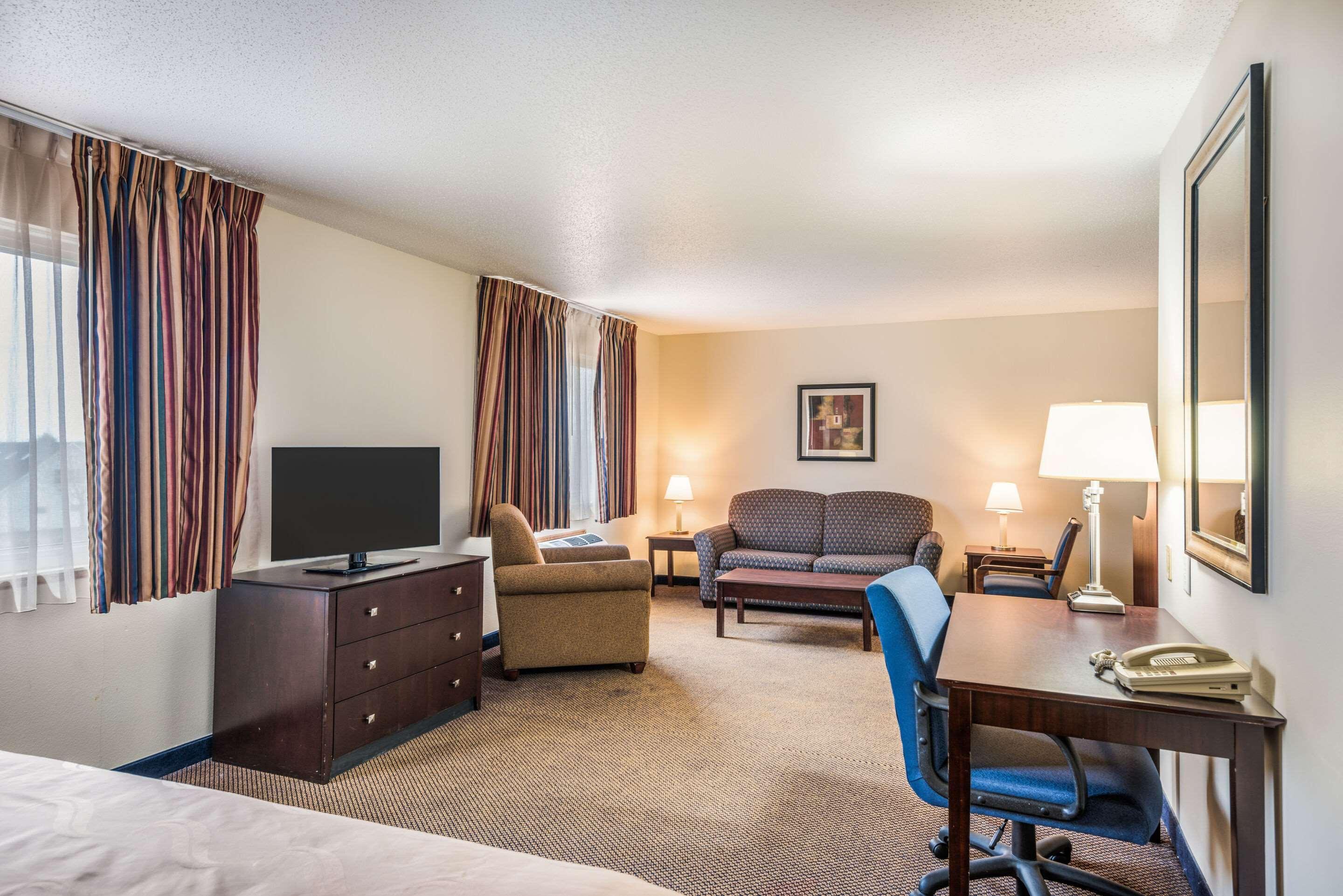 Quality Inn & Suites Eldridge Davenport North Экстерьер фото