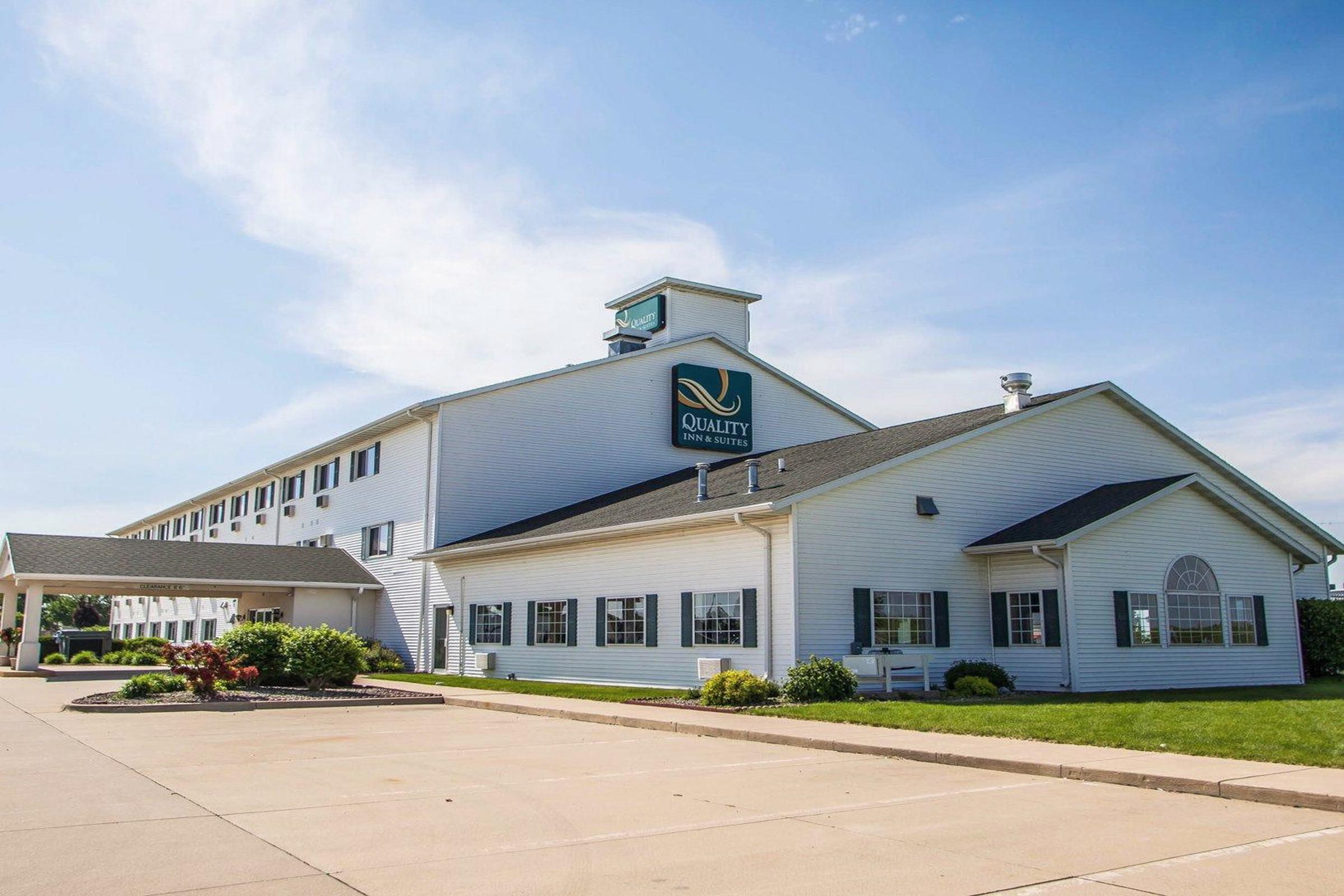 Quality Inn & Suites Eldridge Davenport North Экстерьер фото