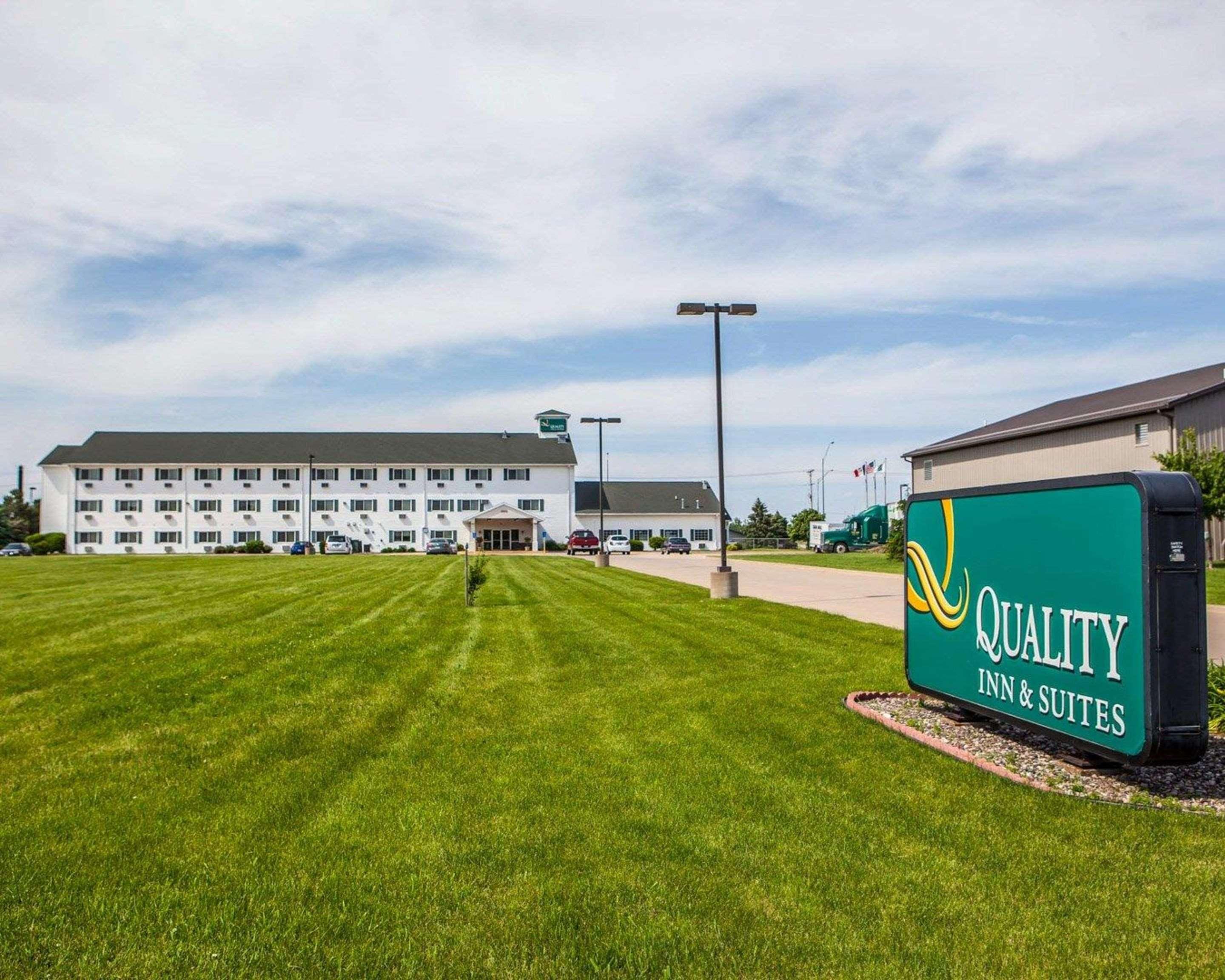 Quality Inn & Suites Eldridge Davenport North Экстерьер фото