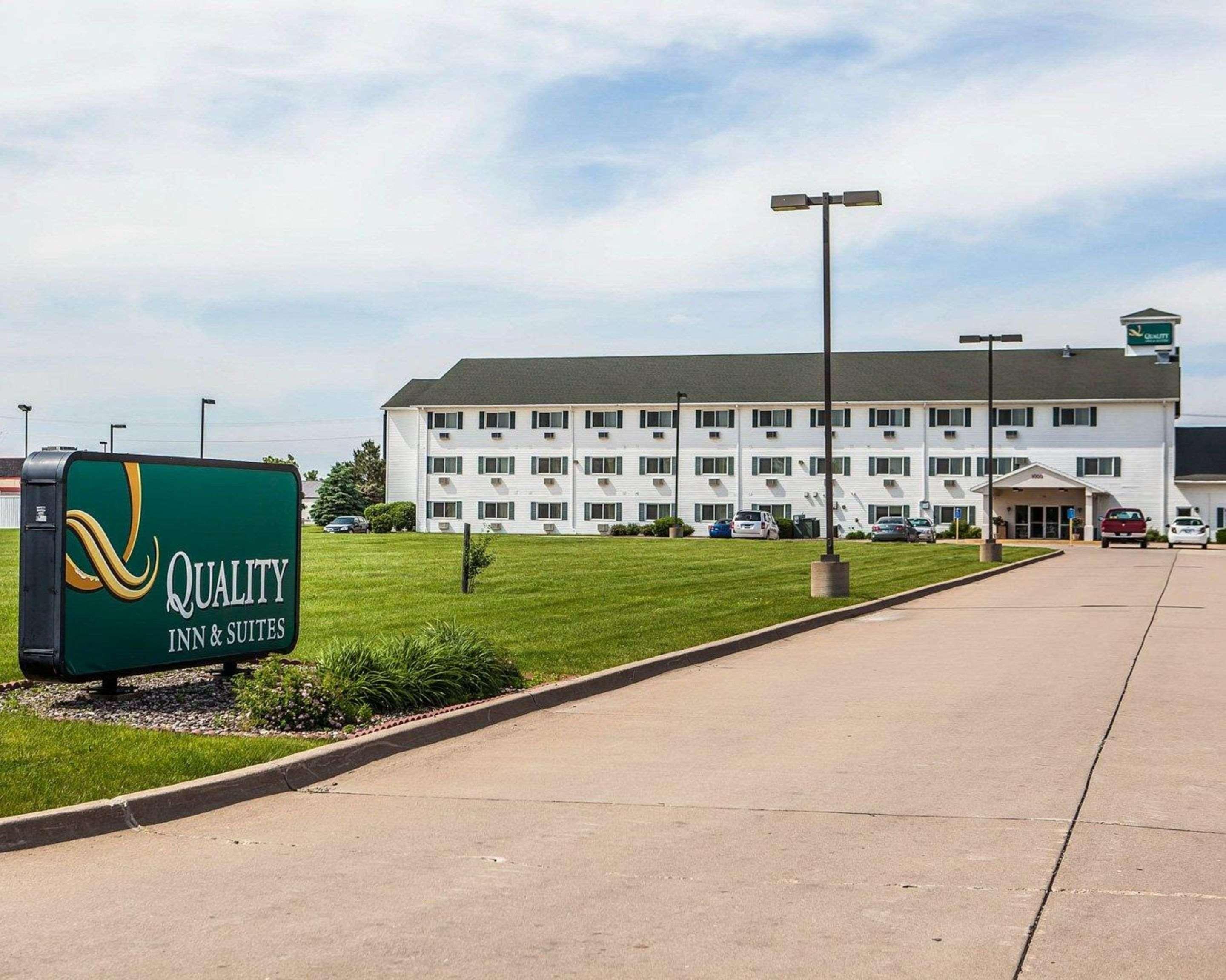 Quality Inn & Suites Eldridge Davenport North Экстерьер фото