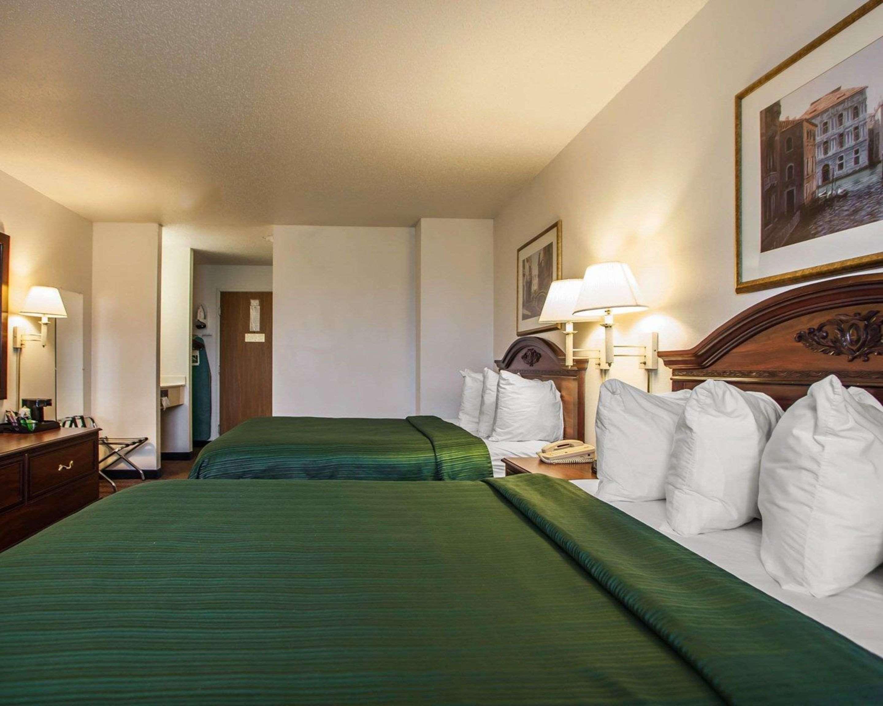Quality Inn & Suites Eldridge Davenport North Экстерьер фото