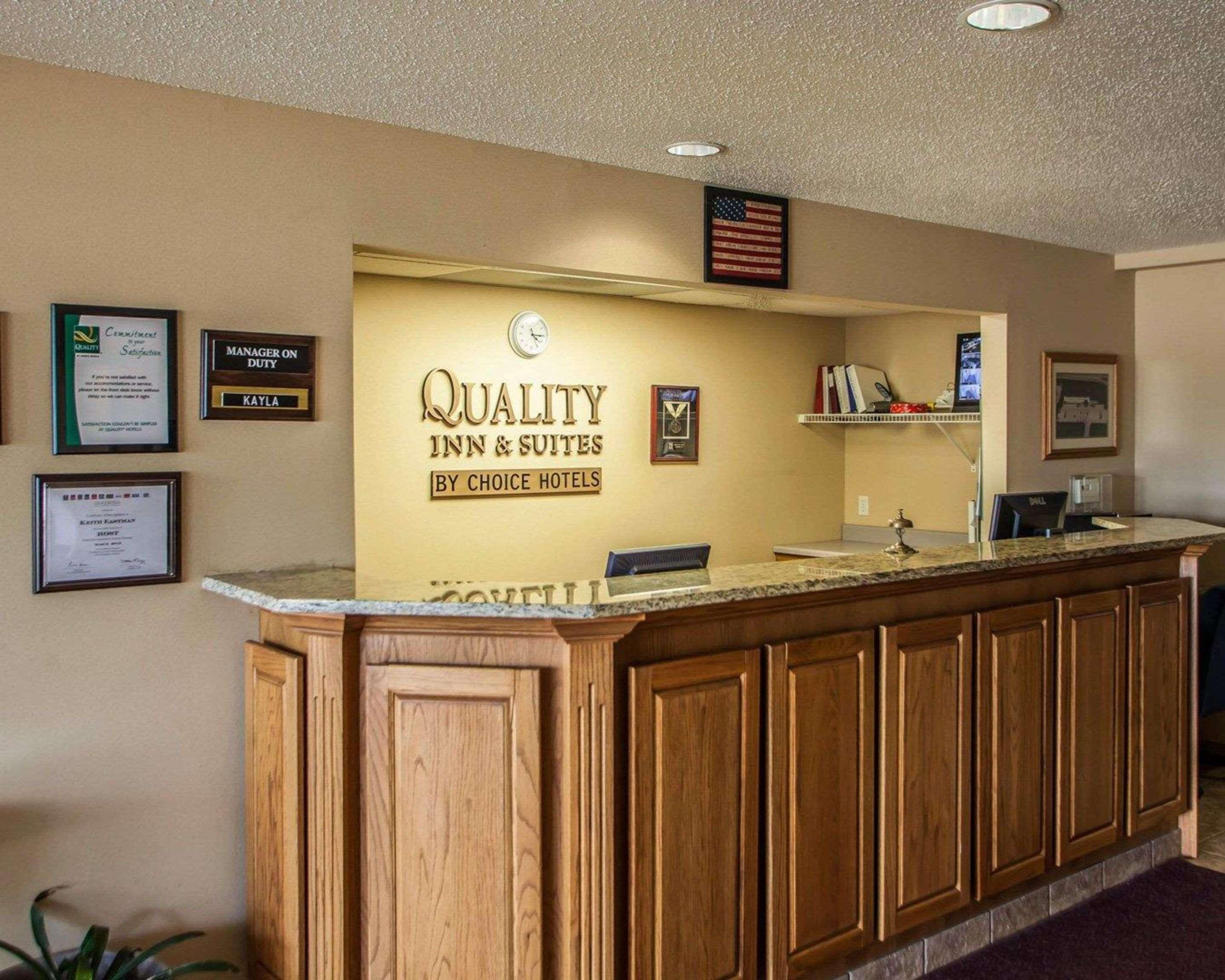 Quality Inn & Suites Eldridge Davenport North Экстерьер фото