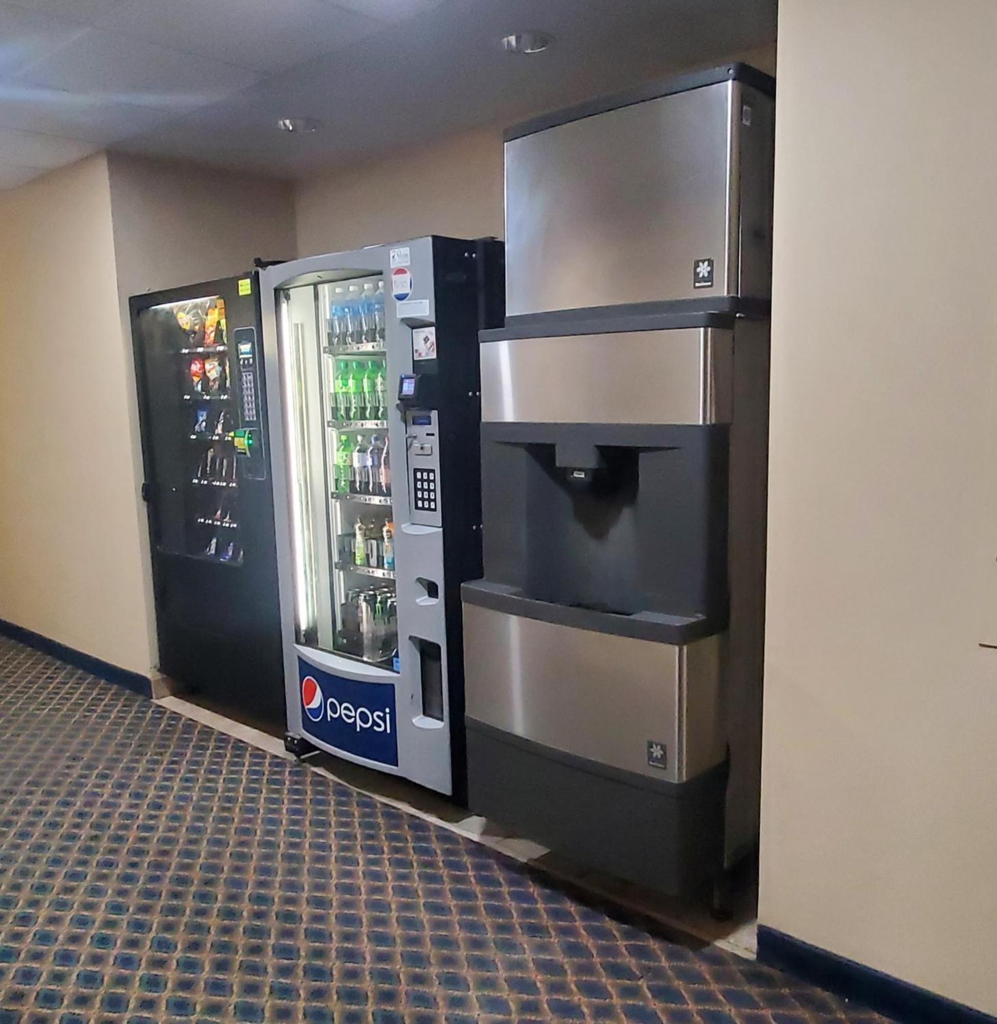 Quality Inn & Suites Eldridge Davenport North Экстерьер фото
